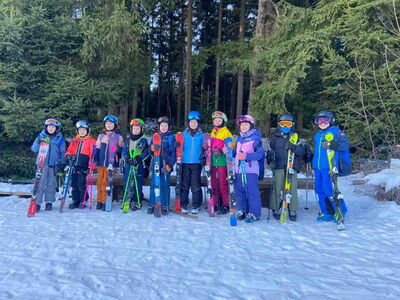 Gruppenbild Schüler auf Skiern im Schnee