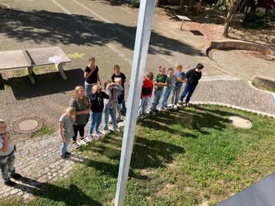 Eine Schülergruppe steht aufgereiht an einer Linie