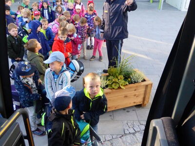 Die Klassen 1a und 1b bei den Bussicherheitsübungen mit Polizeihauptkommissar Johann Pleischl