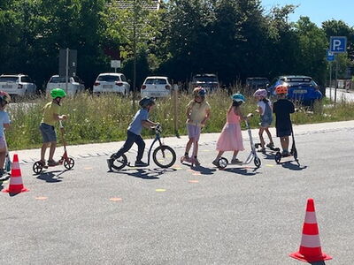 Schüler unterwegs mit Ihren Rollern