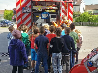 Besuch der 3. Klassen bei der Feuerwehr