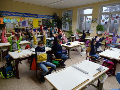 Frau Wolf in den Klassen 2a und 2b - voll in Aktion!