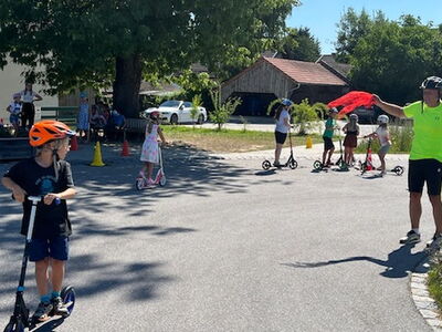 Schüler unterwegs mit Ihren Rollern