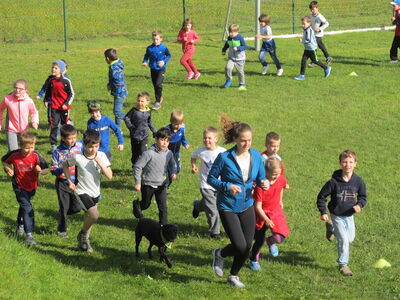 Förderlehrerin Veronika Hausladen läuft zusammen mit Schulhund Akasha Runde um Runde voraus.  „Lauf dich fit!“ mit Spaßfaktor!