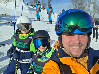 Selfie Lehrer mit zwei Schülern in Skiausrüstung
