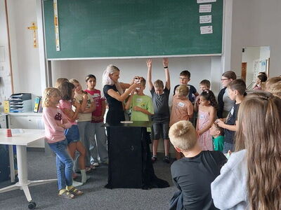 Schüler sehen gespannt der Darbietung der Besucherin zu