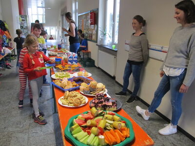 Beim "Gesunden Pausenfrühstück" konnten die Sportler sich reichlich stärken.