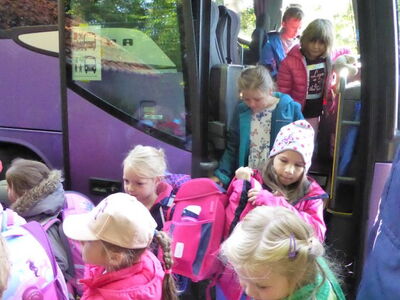 Die Klassen 1a und 1b bei den Bussicherheitsübungen mit Polizeihauptkommissar Johann Pleischl