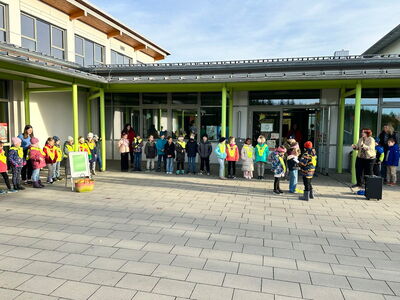 Schüler tragen alle die Leuchtwesten