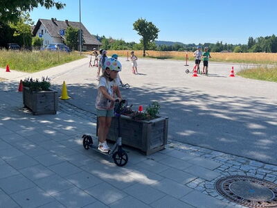 Schüler unterwegs mit Ihren Rollern