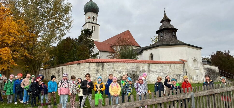 Gruppenbild vor einer Kirche