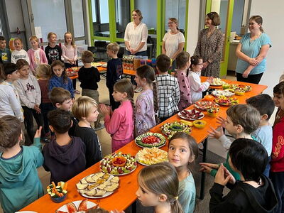 Viele Schulkinder klatschen Beifall für das Frühstücksbuffet