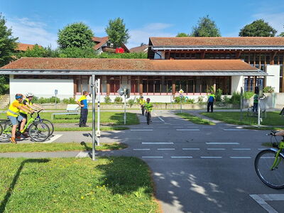 Schüler auf Fahrrädern an einer Kreuzung