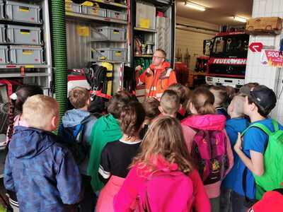 Besuch der 3. Klassen bei der Feuerwehr