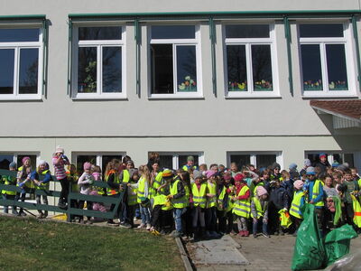 Nach getaner Arbeit, kehrte man zurück zum Schulhaus