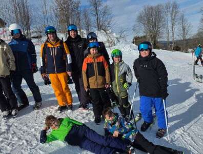 Gruppenbild Schüler in Skiausrüstung