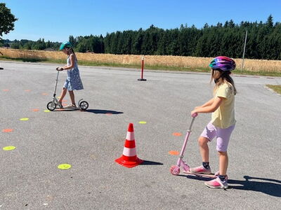 Schüler unterwegs mit Ihren Rollern