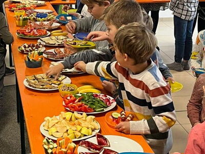Kinder bedienen sich am Frühstücksbuffet