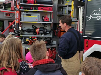 Besuch der 3. Klassen bei der Feuerwehr